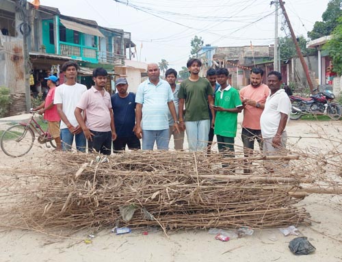 सडक निर्माणको माग गर्दै बाटो अवरुद्ध